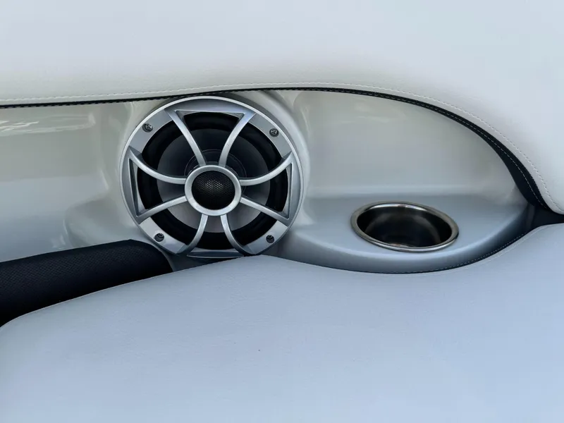 Slide: The Image of Crownline Boats 240SS 2024 - 15