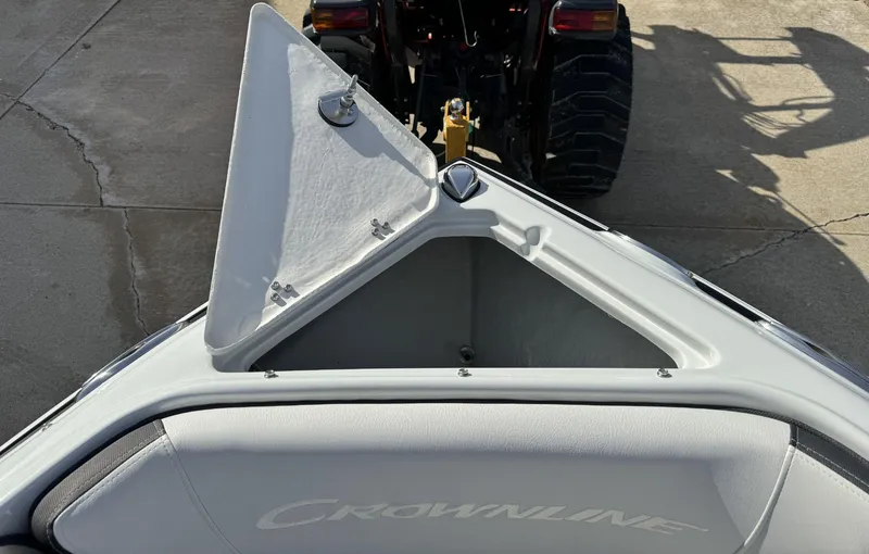 Slide: The Image of Crownline Boats 240SS 2024 - 17