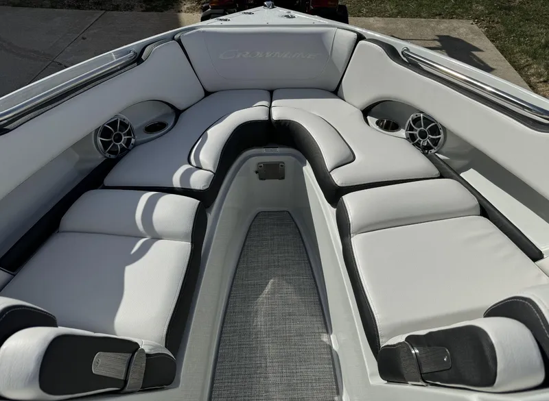 Slide: The Image of Crownline Boats 240SS 2024 - 6