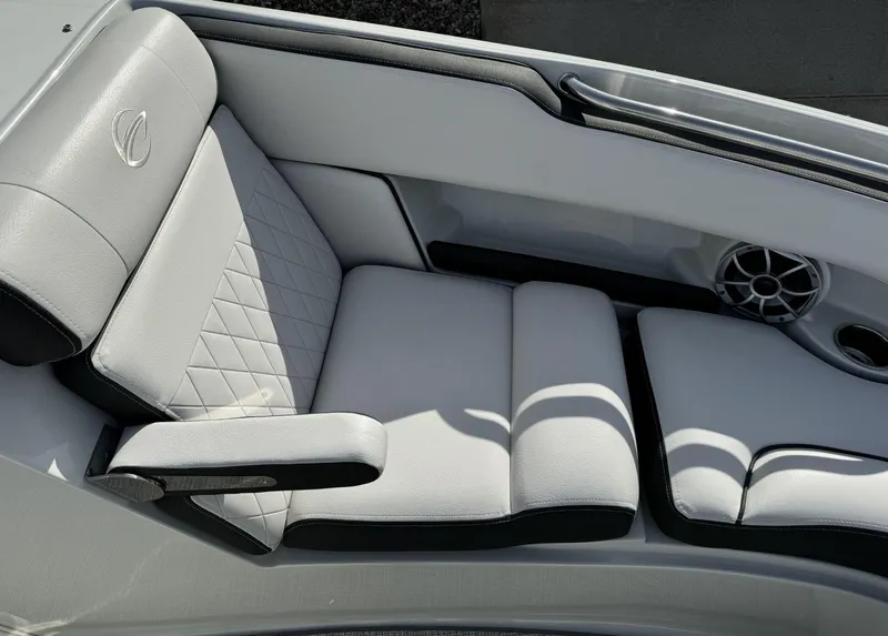 Slide: The Image of Crownline Boats 240SS 2024 - 7