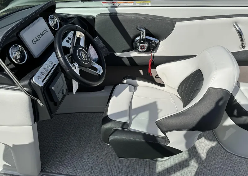 Slide: The Image of Crownline Boats 240SS 2024 - 9