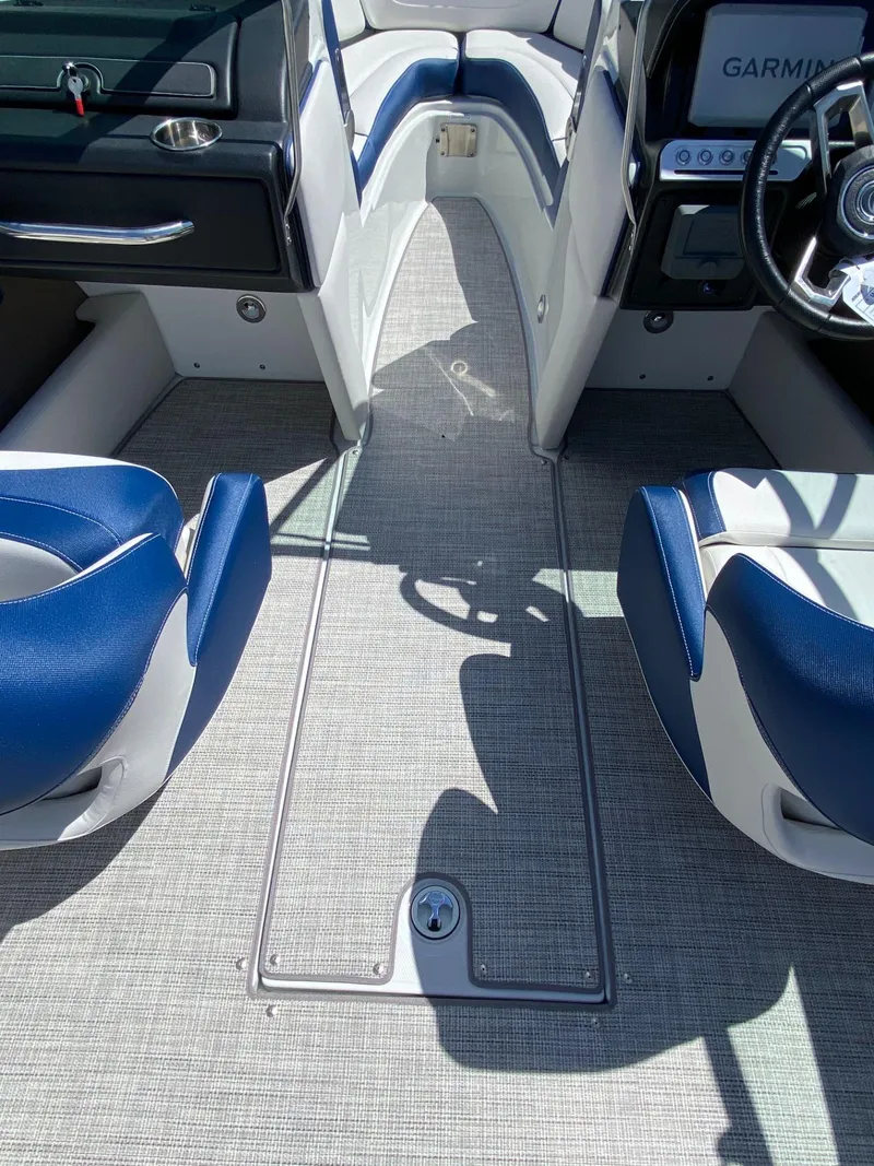 Slide: The Image of Crownline Boats 220SS 2024 - 10