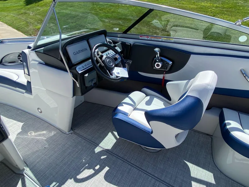 Slide: The Image of Crownline Boats 220SS 2024 - 8