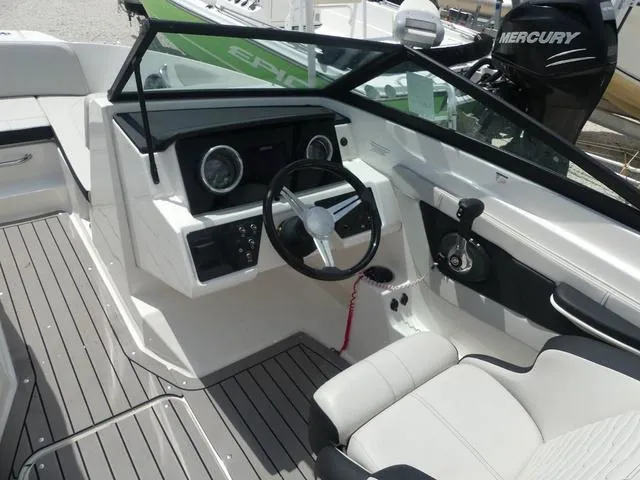 Slide: The Image of Sea Ray SPX 210 Outboard 2022 - 10