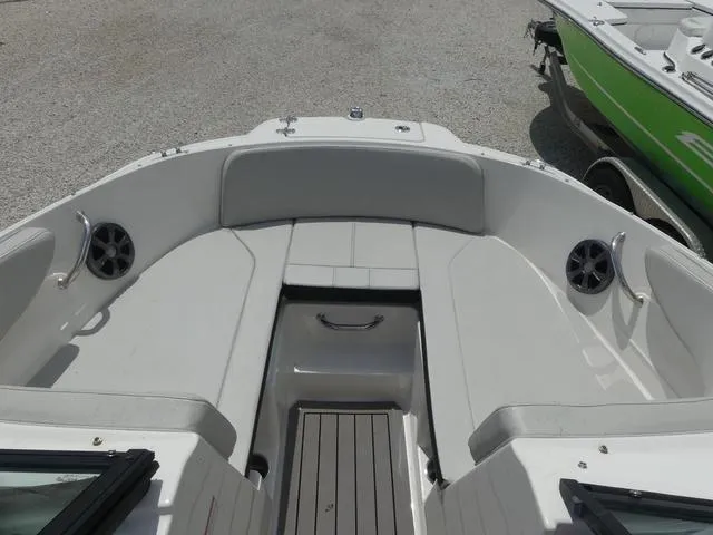 Slide: The Image of Sea Ray SPX 210 Outboard 2022 - 12