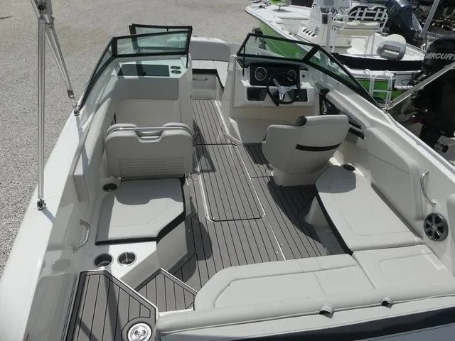 Slide: The Image of Sea Ray SPX 210 Outboard 2022 - 9