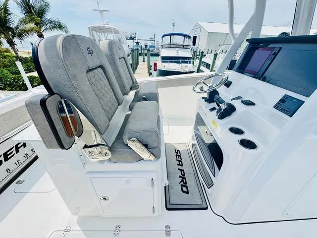 Slide: The Image of Sea Pro 262 DLX Center Console 262DLX 262 CC 2025 - 12