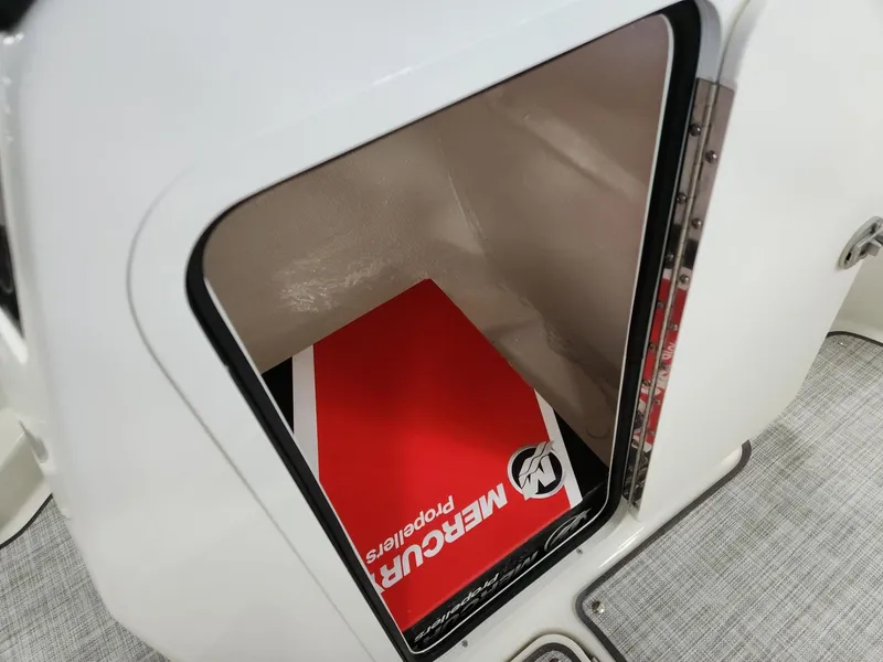 Slide: The Image of Bayliner VR4 2024 - 10