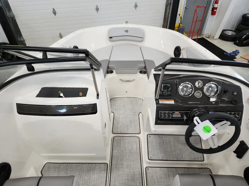 Slide: The Image of Bayliner VR4 2024 - 11