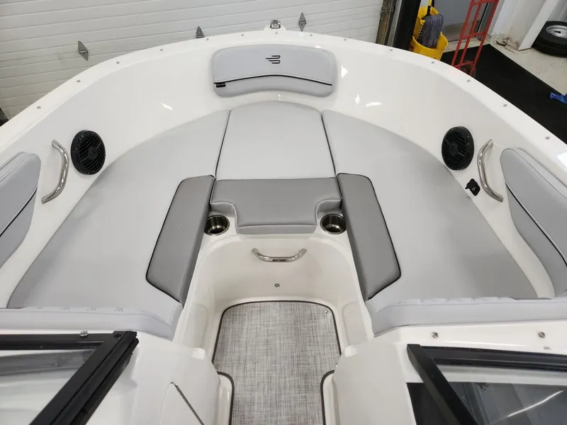 Slide: The Image of Bayliner VR4 2024 - 15