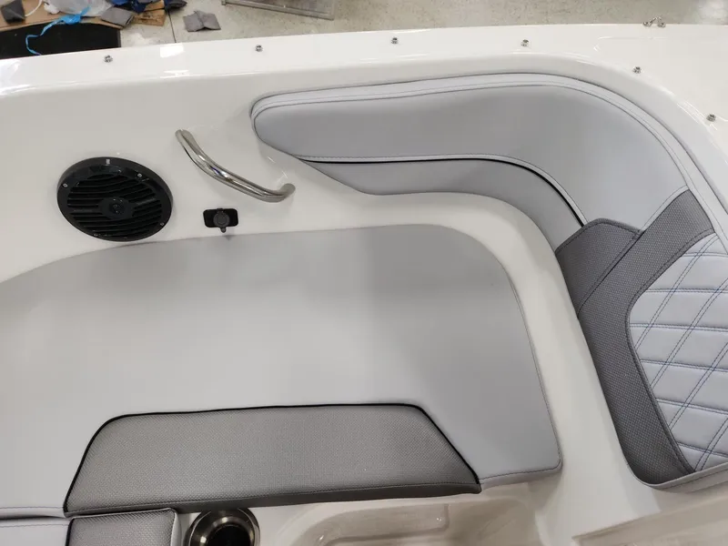 Slide: The Image of Bayliner VR4 2024 - 17