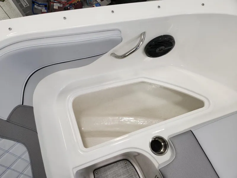 Slide: The Image of Bayliner VR4 2024 - 18