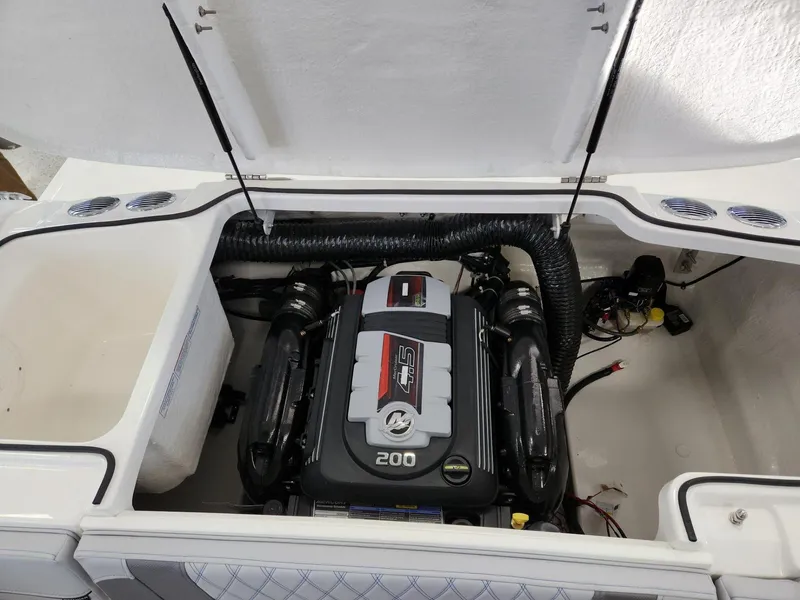 Slide: The Image of Bayliner VR4 2024 - 19