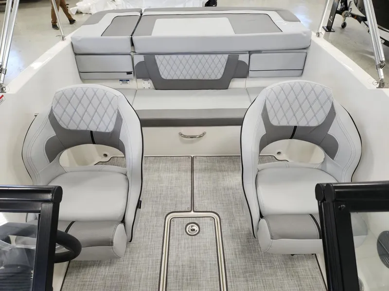 Slide: The Image of Bayliner VR4 2024 - 5