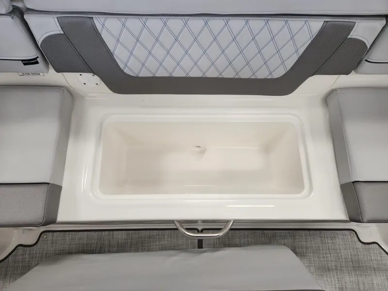 Slide: The Image of Bayliner VR4 2024 - 8