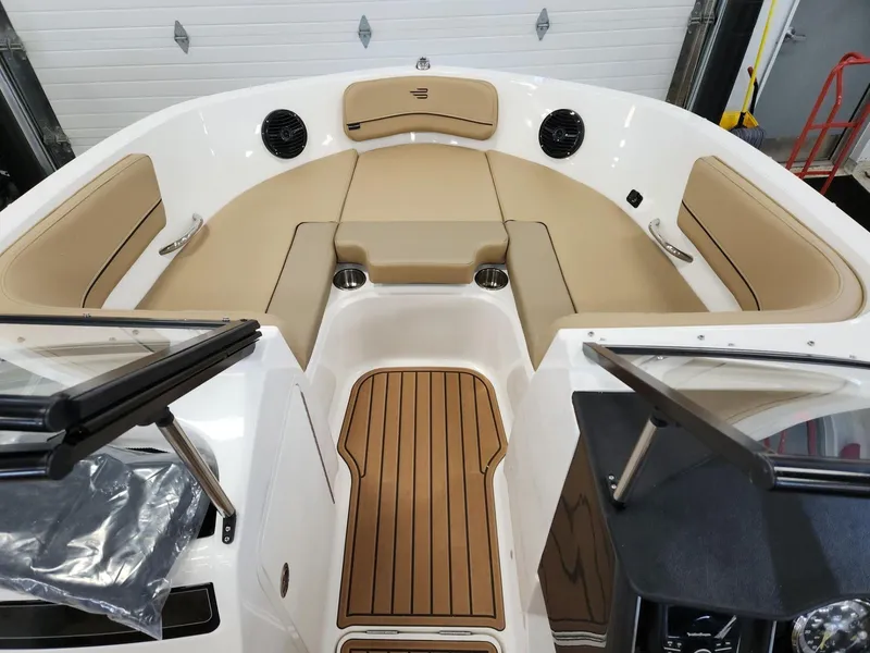 Slide: The Image of Bayliner VR5 Bowrider OB 2024 - 10