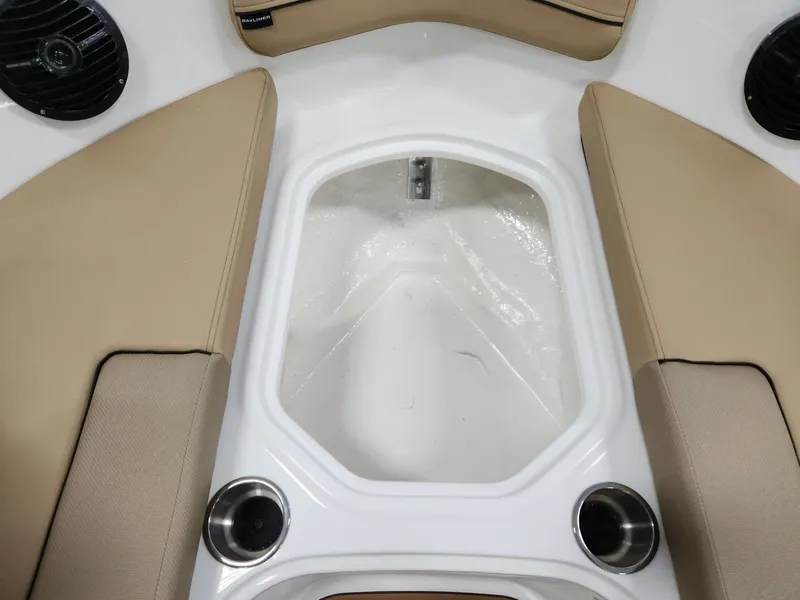 Slide: The Image of Bayliner VR5 Bowrider OB 2024 - 15