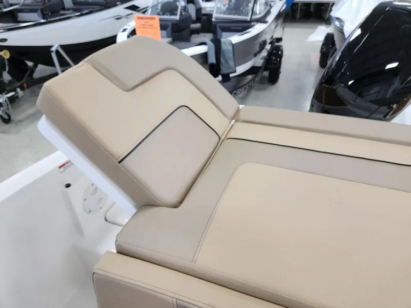 Slide: The Image of Bayliner VR5 Bowrider OB 2024 - 16