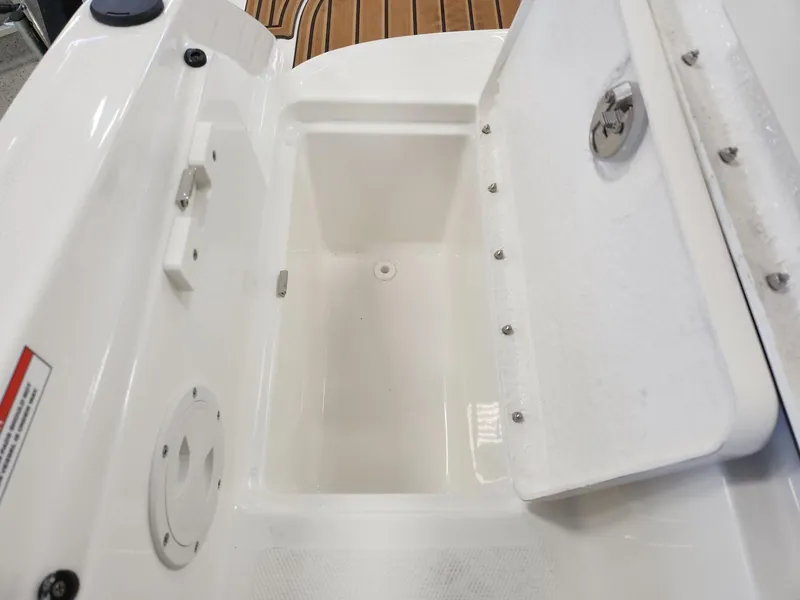 Slide: The Image of Bayliner VR5 Bowrider OB 2024 - 17