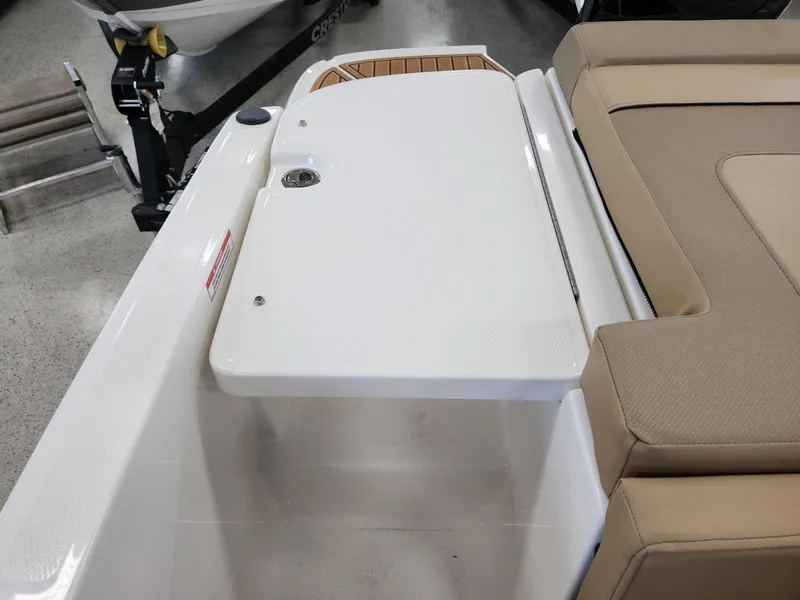 Slide: The Image of Bayliner VR5 Bowrider OB 2024 - 18