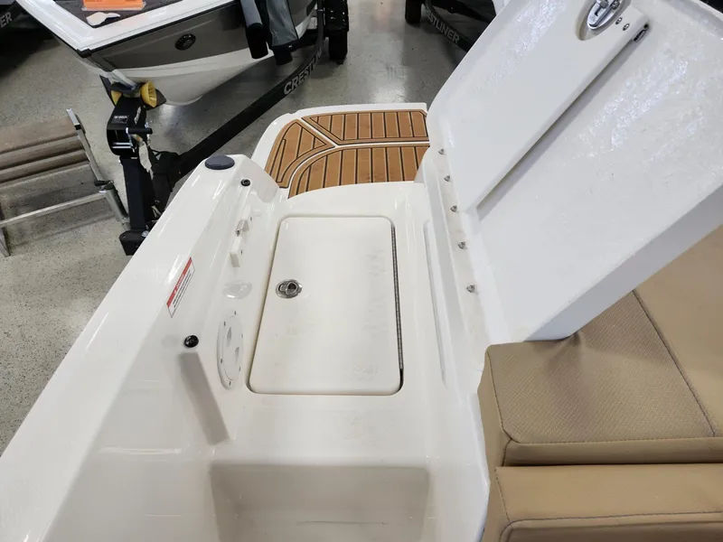 Slide: The Image of Bayliner VR5 Bowrider OB 2024 - 19