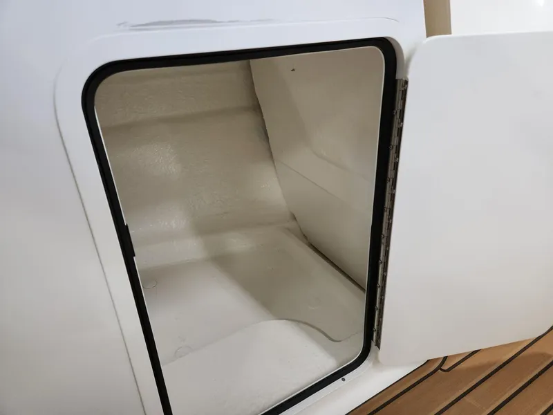 Slide: The Image of Bayliner VR5 Bowrider OB 2024 - 20