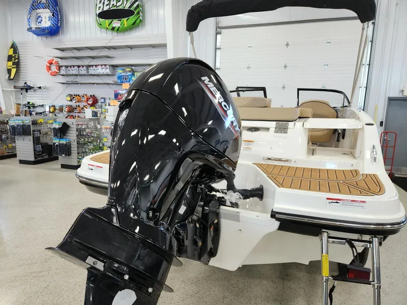 Slide: The Image of Bayliner VR5 Bowrider OB 2024 - 5