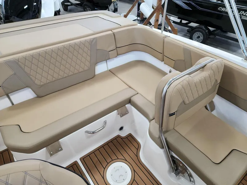 Slide: The Image of Bayliner VR5 Bowrider OB 2024 - 6