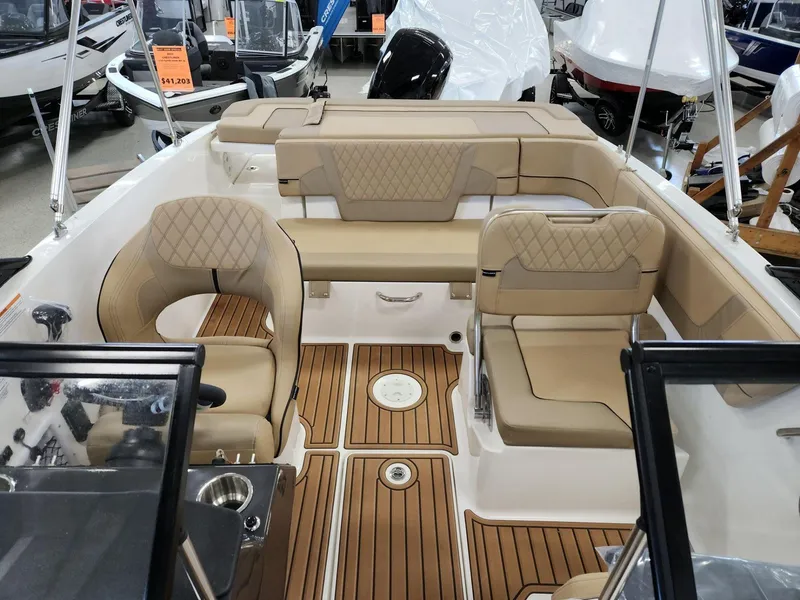 Slide: The Image of Bayliner VR5 Bowrider OB 2024 - 7