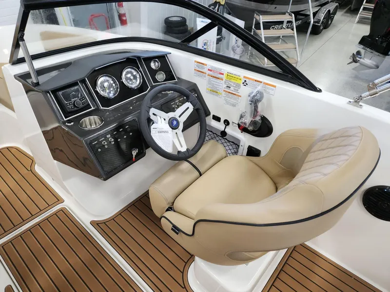 Slide: The Image of Bayliner VR5 Bowrider OB 2024 - 8