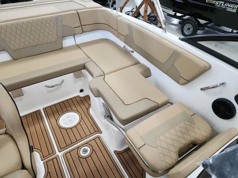 Slide: The Image of Bayliner VR5 Bowrider OB 2024 - 9