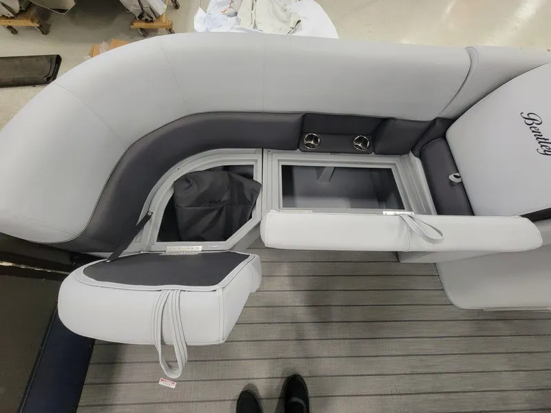 Slide: The Image of Bentley Pontoons 220 LEGACY QSB(QUAD SWINGBACK) 2024 - 18