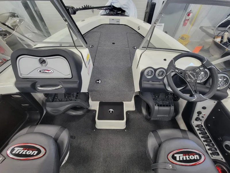 Slide: The Image of Triton 186 Allure 2024 - 6