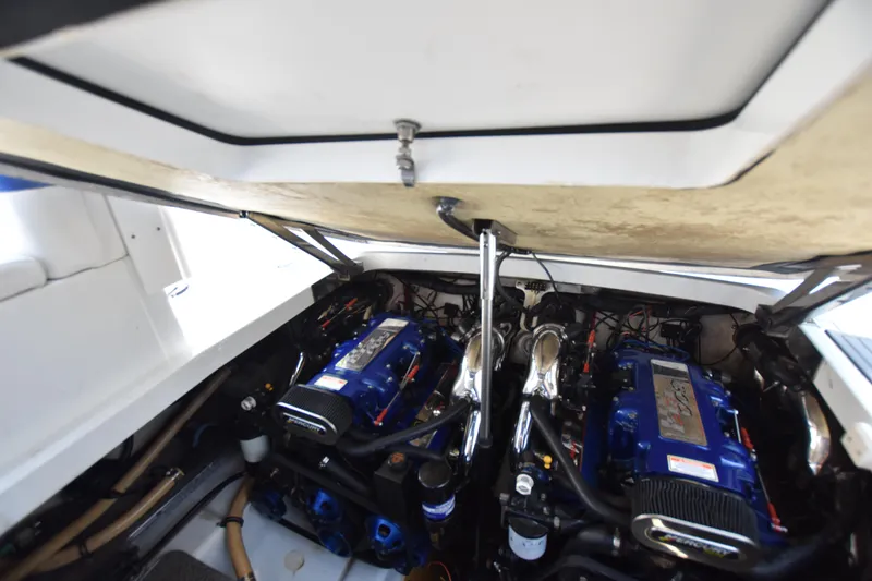 Slide: The Image of 2004 Formula 400 Super Sport engine compartment with dual blue engines. - 31
