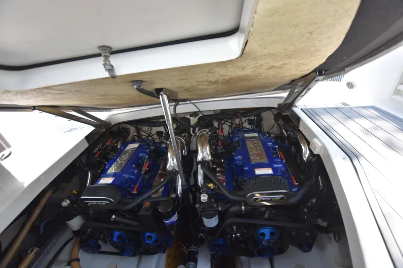 Slide: The Image of 2004 Formula 400 Super Sport engine compartment with dual blue engines. - 32