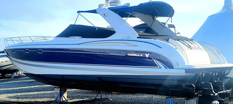 Slide: The Image of 2004 Formula 400 Super Sport boat on display, featuring sleek blue and white design. - 40