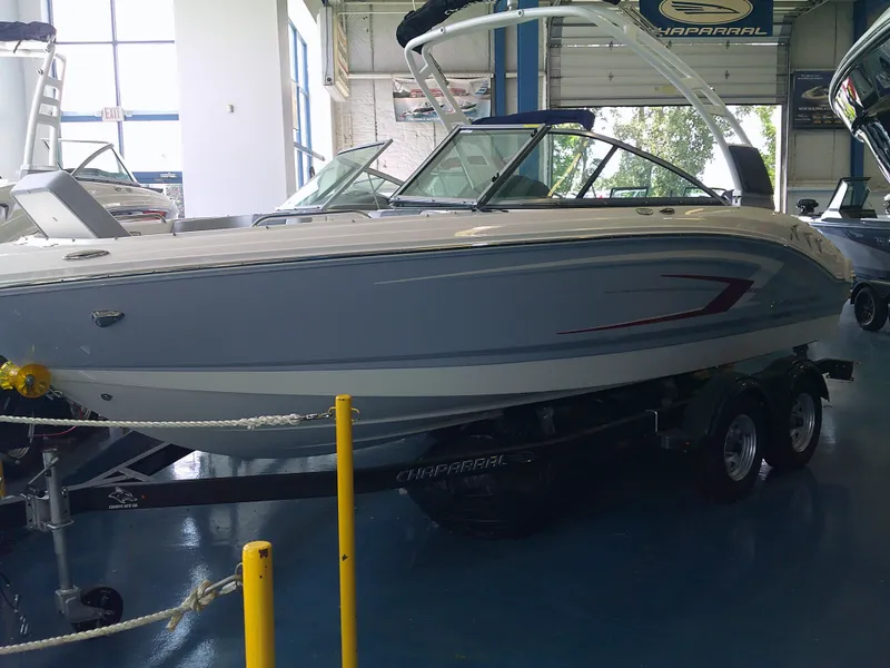 The Image of 2024 Chaparral 21 SSi boat displayed in showroom, side view. - 0