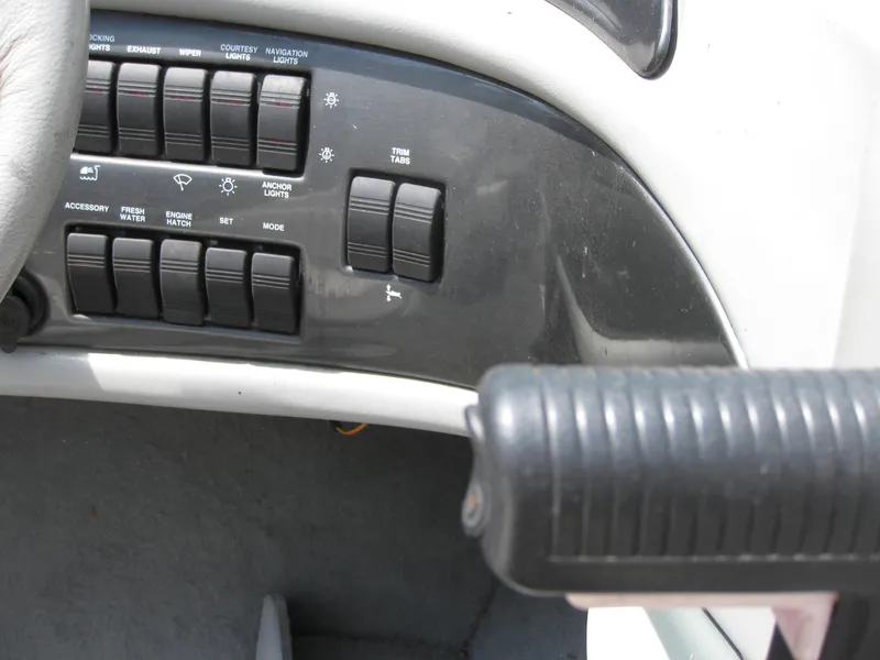 Slide: The Image of Dashboard controls of 2000 Four Winns 235 Sundowner I/O boat. - 13