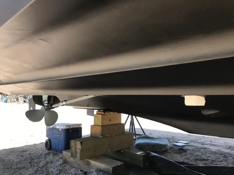 Slide: The Image of 1998 Cruisers Yachts 3870 Esprit hull and propeller on dry dock. - 41