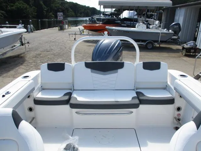 Robalo R207 In Stock Trailer Included 2025 for Sale | MarineSource