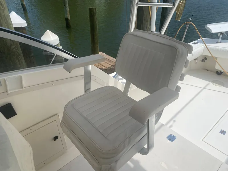 Slide: The Image of Captain's chair on 2000 Albemarle 280 Express Fisherman boat deck. - 15