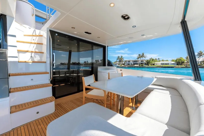 Slide: The Image of Azimut 68 2023 - 10