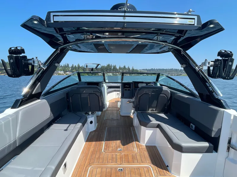 Slide: The Image of Cobalt R33 Surf 2025 - 10