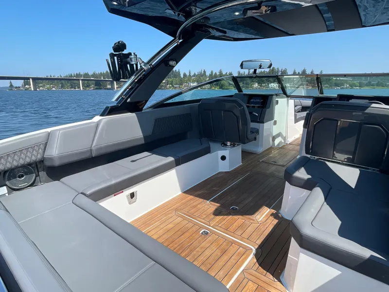 Slide: The Image of Cobalt R33 Surf 2025 - 11