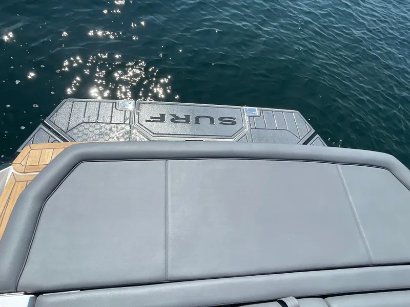 Slide: The Image of Cobalt R33 Surf 2025 - 23