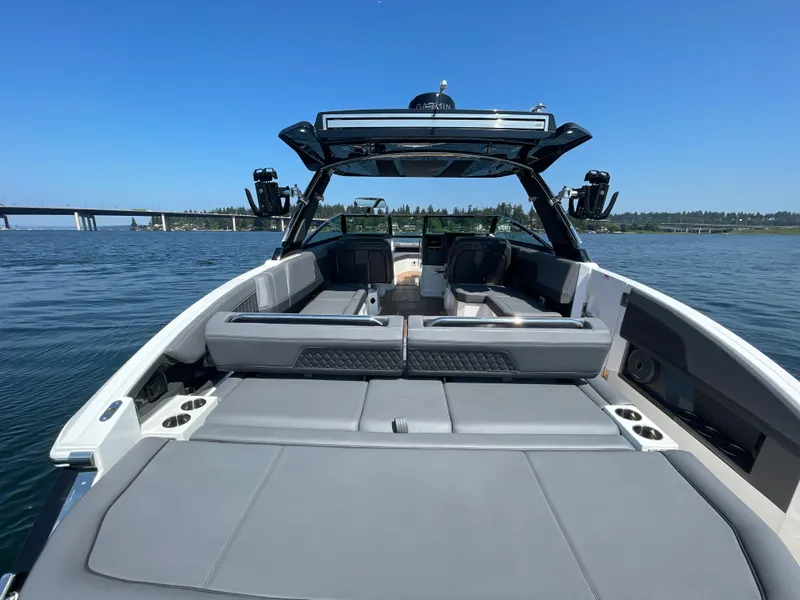 Slide: The Image of Cobalt R33 Surf 2025 - 9