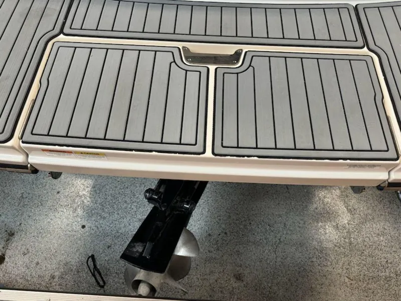 Slide: The Image of 2020 Sea Ray SLX 230 swim platform with propeller underneath. - 8