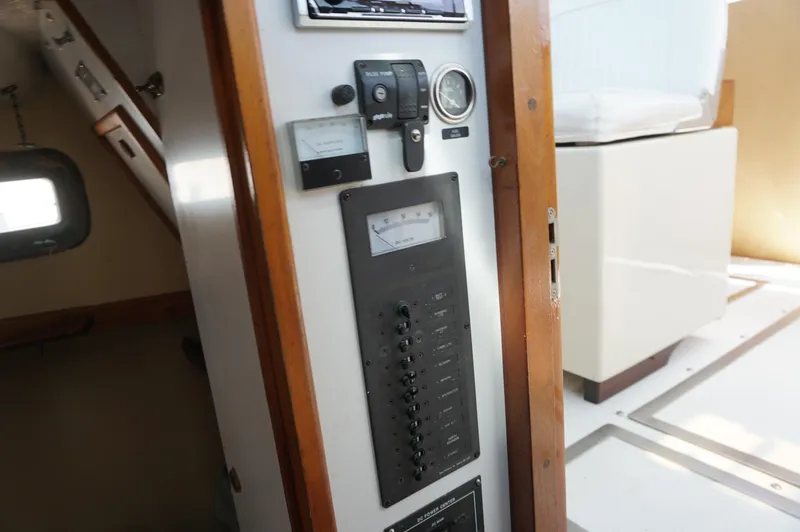 Slide: The Image of Control panel inside 2000 Webbers Cove 26 Pemaquid Beach boat cabin. - 21