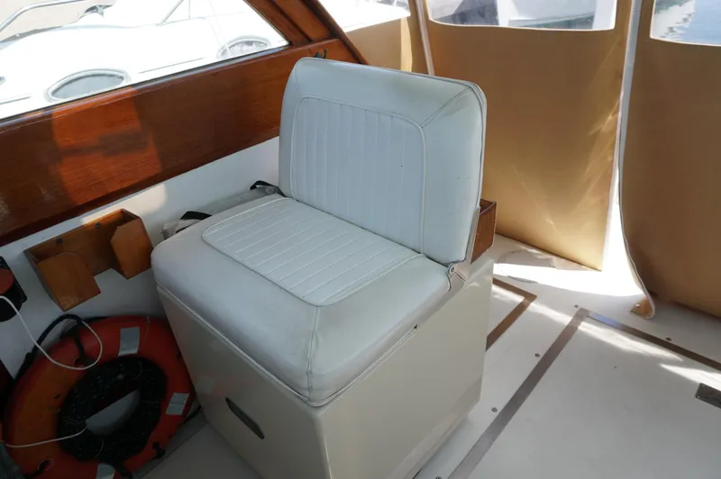 Slide: The Image of White cushioned seat on 2000 Webbers Cove 26 Pemaquid Beach boat interior. - 22