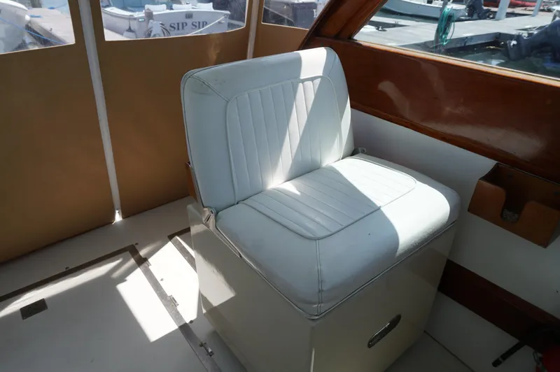 Slide: The Image of Captain's chair inside a 2000 Webbers Cove 26 Pemaquid Beach boat cabin. - 23